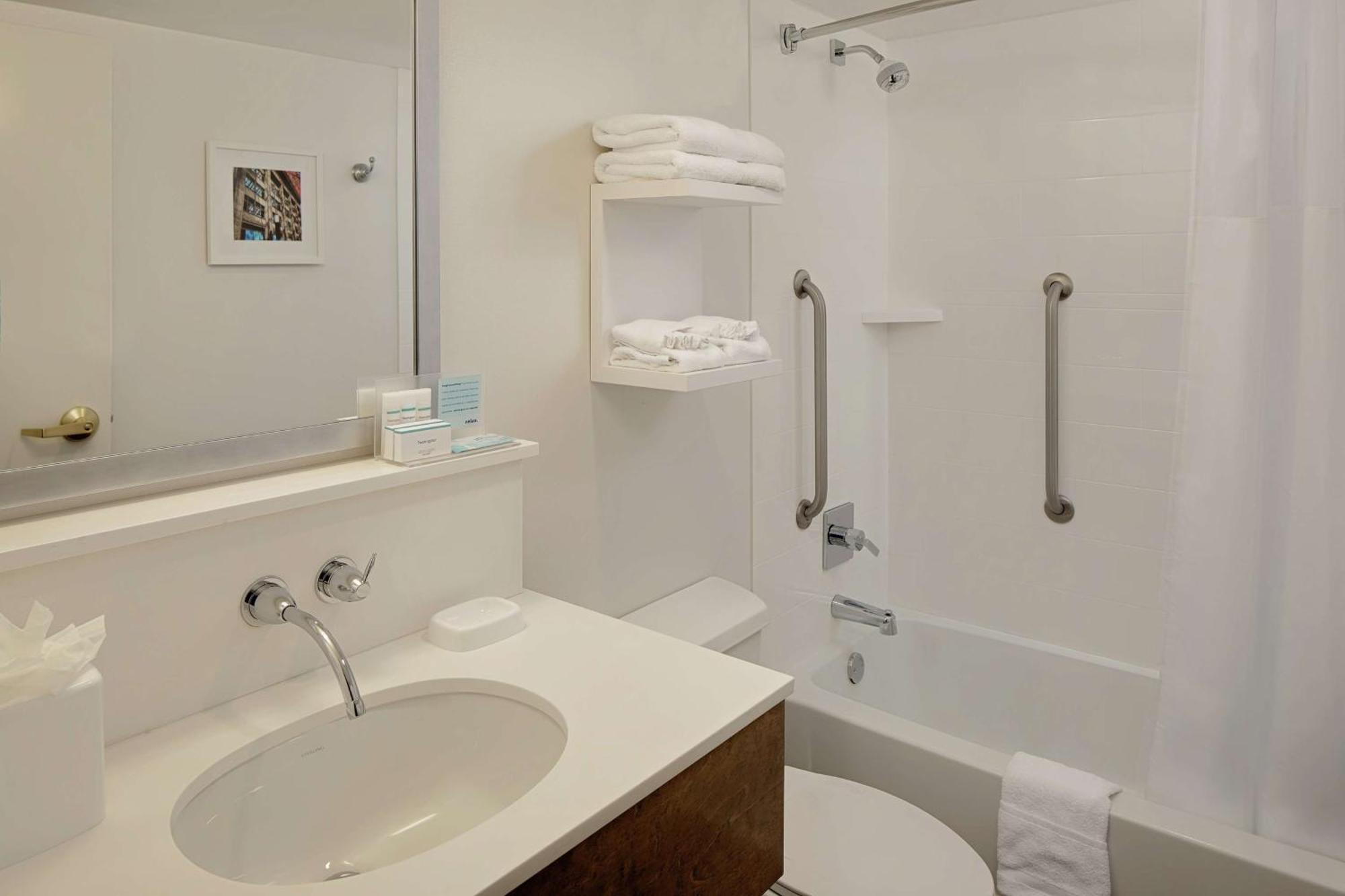 Hampton Inn Louisville Downtown Экстерьер фото