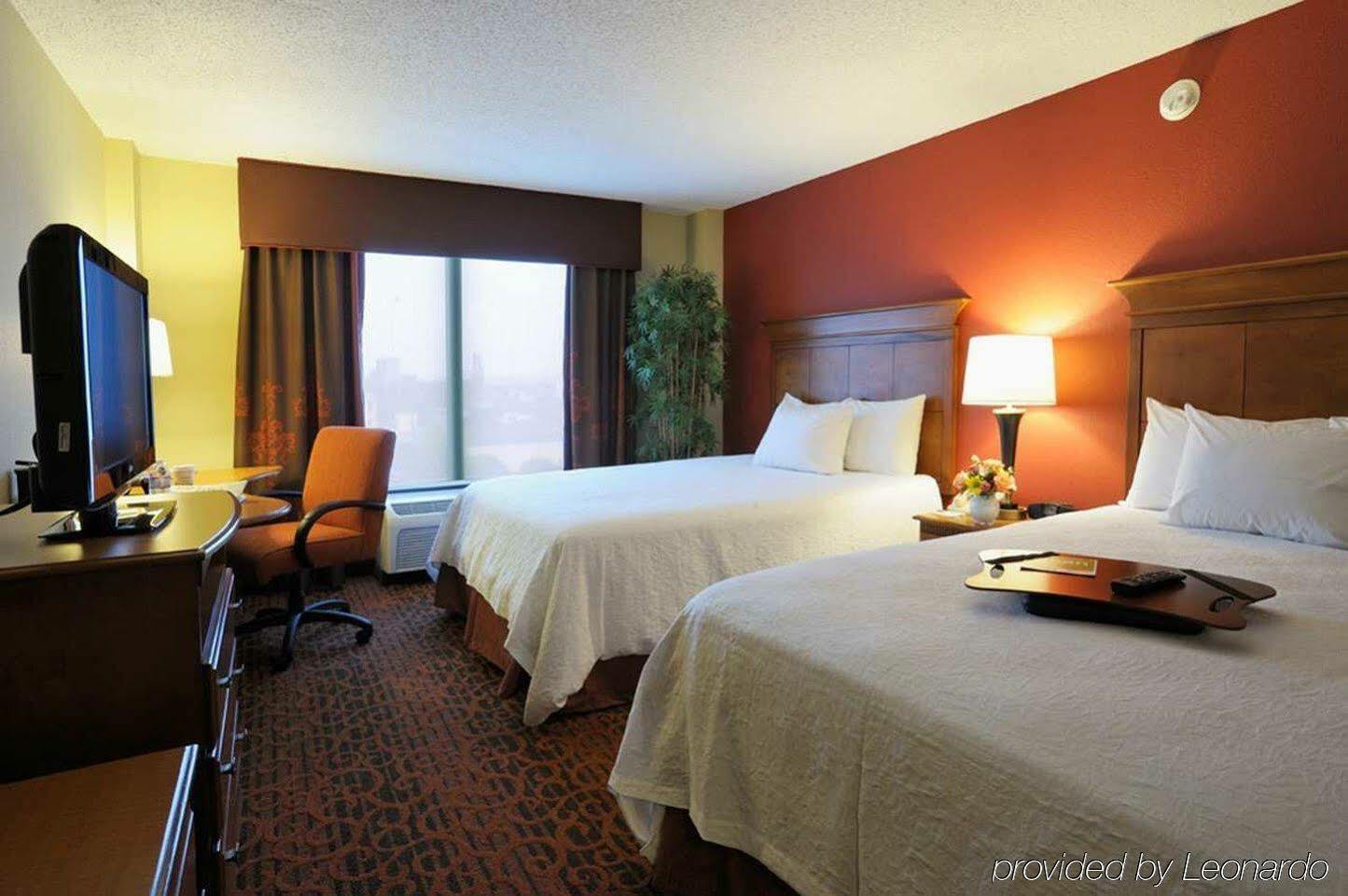 Hampton Inn Louisville Downtown Экстерьер фото