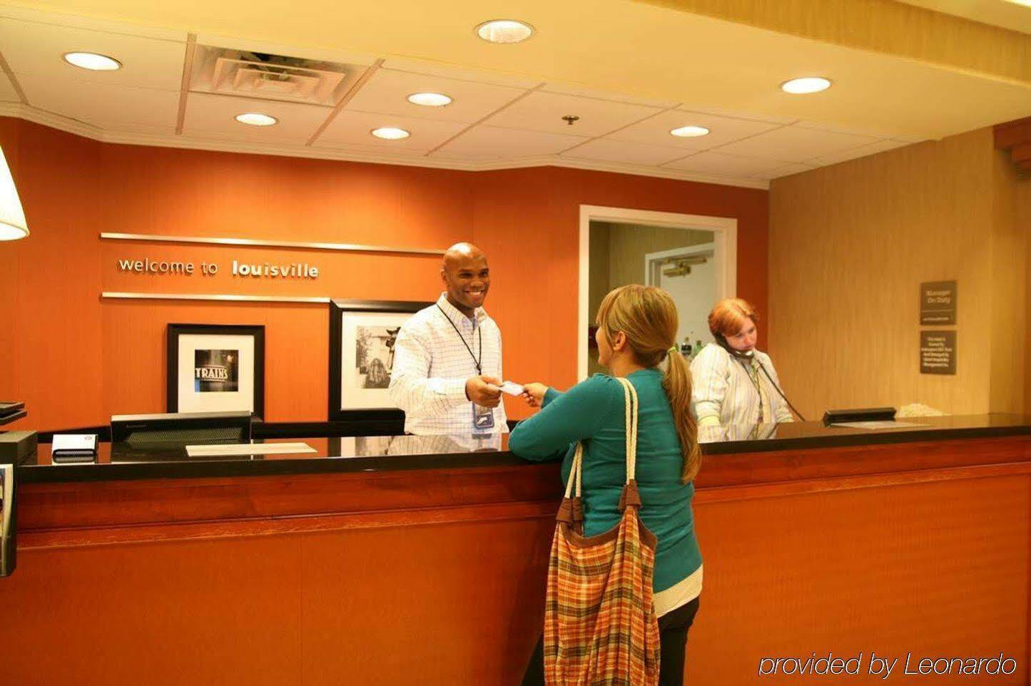 Hampton Inn Louisville Downtown Экстерьер фото